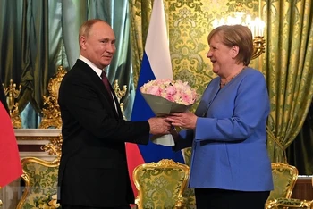 Tổng thống Nga Vladimir Putin (bên trái) và Thủ tướng Đức Angela Merkel tại cuộc gặp ở Moskva, Nga, ngày 20/8/2021. (Ảnh: TTXVN)