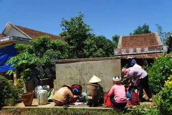 Bể nước duy nhất phục vụ cho 141 hộ thôn Hòa Ngãi xã Sơn Định, huyện Sơn Hòa thường xuyên thiếu nước, do mạch nguồn từ trên núi dẫn về đã bị cạn kiệt.
