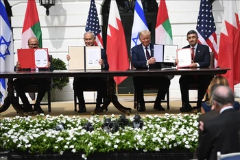 Cựu Tổng thống Mỹ Donald Trump (thứ 2, phải) chủ trì lễ ký kết thỏa thuận bình thường hóa quan hệ lịch sử giữa Israel - UAE và Bahrain tại Nhà Trắng ngày 15/9/2020. Ảnh: AFP/TTXVN