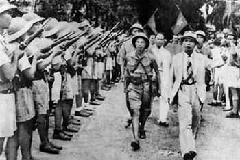Tư lệnh Giải phóng quân Việt Nam Võ Nguyên Giáp tại lễ duyệt binh ở Hà Nội, ngày 26/8/1945, sau khi giành được chính quyền trong Cách mạng Tháng Tám. Ảnh: Tư liệu