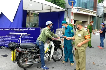 Lượng lượng chức năng kiểm soát người ra vào khu vực cửa khẩu phố Lãng Yên và đường Nguyễn Khoái, quận Hai Bà Trưng. (Ảnh: Đăng Khoa)