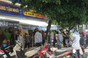 Người dân đi mua thuốc Tây trên đường Hùng Vương, phường 2, TP Tân An (Long An) trong ngày 21/8. 