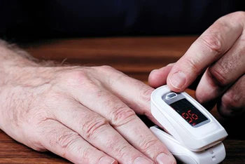 Máy đo SPO2 là thiết bị đo độ bão hòa oxy trong máu, kết hợp đo nhịp tim thông qua đầu ngón tay.