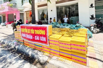 Hàng hóa hỗ trợ người dân vùng dịch Covich-19 tại TP Hồ Chí Minh được các nhà hảo tâm, tình nguyện viên tập kết tại nhà anh Phạm Văn Cường.