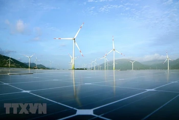 Dự án điện gió và điện mặt trời tại xã Lợi Hải và Bắc Phong, huyện Thuận Bắc, Ninh Thuận. (Ảnh: TTXVN).