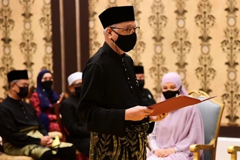 Ông Ismail Sabri Yaakob tuyên thệ nhậm chức Thủ tướng tại Hoàng cung Malaysia, ngày 21/8. (Ảnh: Reuters)