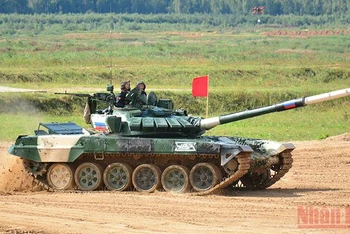 Đội tuyển Xe tăng Nga (xe màu xanh), đương kim vô địch Army Games 2020 có màn ra mắt ấn tượng ở lượt thi đấu mở màn cuộc thi Xe tăng hành tiến. Ảnh: TRỊNH DŨNG