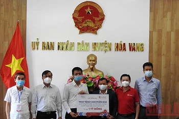 Tập đoàn BRG và ngân hàng SEABANK ủng hộ 11 tỷ đồng cho Đà Nẵng.