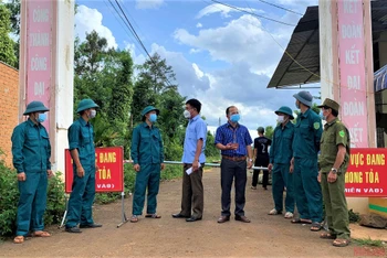 Các lực lượng chức năng của xã Ea Bhốk, huyện Cư Kuin tham gia chốt chặn kiểm soát người ra vào ổ dịch ở buôn Ea Bhốk.