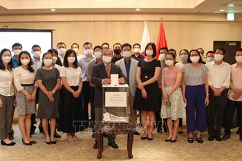 Kiều bào Việt Nam tại Nhật Bản quyên góp ủng hộ Quỹ Vaccine phòng Covid-19 của Việt Nam. (Ảnh: TTXVN)