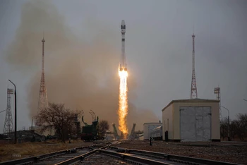 Rên lửa Soyuz của Nga mang theo các vệ tinh rời bệ phóng ở sân bay vũ trụ Baikonur tại Kazakhstan ngày 22/3/2021. 