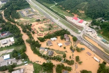 Cảnh ngập lụt tại Waverly, bang Tennessee, Mỹ, ngày 21/8. (Ảnh: Nashville Fire Department/TTXVN)