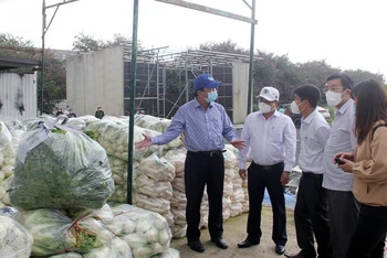 Phó Chủ tịch UBND tỉnh Lâm Đồng Phạm S và sở, ngành kiểm tra công tác chuẩn bị nông sản hỗ trợ TP Hồ Chí Minh, chiều 23/8.