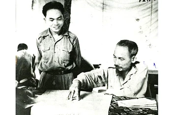 Chủ tịch Hồ Chí Minh cùng Đại tướng Võ Nguyên Giáp nghiên cứu phương án tác chiến trong Chiến dịch Biên giới năm 1950. Ảnh: BẢO TÀNG LỊCH SỬ QUÂN SỰ VIỆT NAM