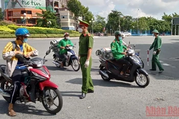 Các lực lượng tổ chức kiểm tra, kiểm soát người dân lưu thông tại khu vực vòng xoay Điện Biên Phủ. (Ảnh: Quang Quý)