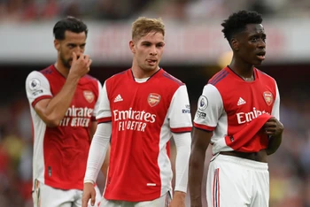 Khuôn mặt thất vọng của các cầu thủ Arsenal trên sân Emirates. (Ảnh: Goal)