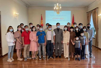 Đại sứ quán Việt Nam tại Mông Cổ tổ chức tiếp nhận quyên góp ủng hộ Quỹ phòng, chống dịch Covid-19