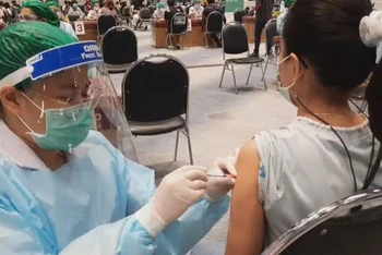 Nhân viên y tế tiêm vaccine cho người dân tại tỉnh Nakhon Ratchasima. (Ảnh: Bưu điện Bangkok)