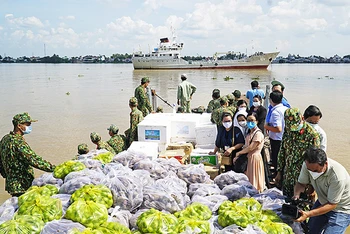 Cán bộ, chiến sĩ Vùng 2 Hải quân vận chuyển nông sản bằng đường thủy từ Đồng Tháp về TP Hồ Chí Minh.