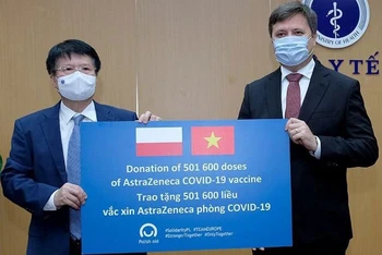 Thứ trưởng Trương Quốc Cường tiếp nhận lô vaccine từ Ngài Wojciech Gerwel - Đại sứ Đặc mệnh Toàn quyền Ba Lan tại Việt Nam. (Ảnh: TRẦN MINH)