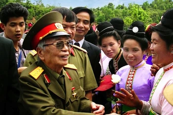 Đại tướng Võ Nguyên Giáp thăm lại Mường Phăng (huyện Điện Biên, tỉnh Điện Biên) tháng 4/2004. (Ảnh: Đoàn Hoài Trung) 