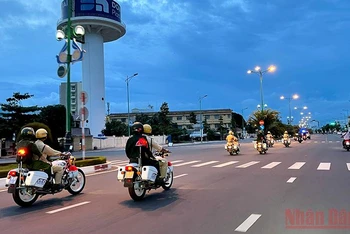 Công an TP Phan Thiết (Bình Thuận) phối hợp các lực lượng chức năng tuần tra kiểm soát, thực hiện nghiêm, triệt để việc giãn cách xã hội. 