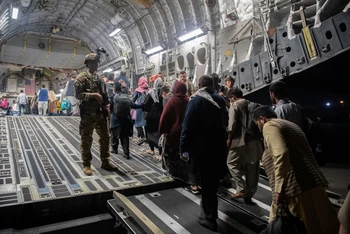 Người Afghanistan lên máy bay sơ tán của Mỹ tại sân bay quốc tế Hamid Karzai, tại Kabul, ngày 22/8. (Ảnh: Reuters)