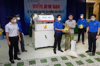 Khai trương điểm ATM gạo tại Trường Trung học cơ sở Hòa An, huyện Phú Hòa. 
