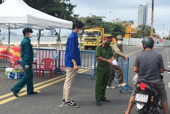 Đoàn viên thanh niên Đà Nẵng tham gia trực chốt phòng, chống dịch.