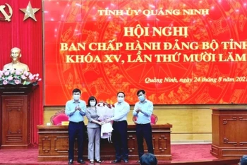 Thường trực Tỉnh ủy tặng hoa chúc mừng đồng chí Trịnh Thị Minh Thanh, Phó Bí thư Tỉnh ủy Quảng Ninh, nhiệm kỳ 2020-2025.