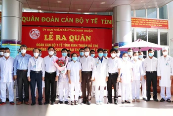 Lãnh đạo tỉnh Ninh Thuận tặng hoa, chúc đoàn cán bộ y tế hoàn thành nhiệm vụ trong thời gian hỗ trợ TP Hồ Chí Minh phòng, chống dịch.