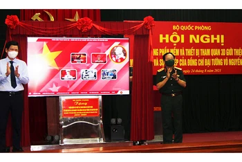 Lãnh đạo Tổng cục Chính trị Quân đội nhân dân Việt Nam trao tặng phần mềm và thiết bị tham quan 3D về Đại tướng Võ Nguyên Giáp cho tỉnh Quảng Bình.