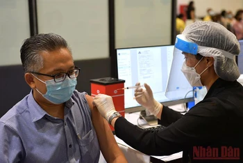 Thái Lan sẽ đẩy nhanh việc tiêm vaccine ngừa Covid-19 cho nhóm người cao tuổi. (Ảnh: NAM ĐÔNG)