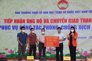 Sở Nông nghiệp và Phát triển nông thôn tỉnh Hưng Yên ủng hộ người dân Thủ đô năm tấn nhu yếu phẩm trong mùa dịch.