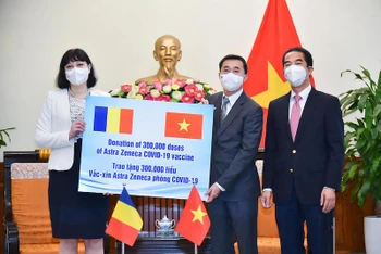 Lễ tiếp nhận tượng trưng 300 nghìn liều vaccine Astra Zeneca ngừa Covid-19 do Chính phủ Rumani gửi tặng Việt Nam. Ảnh: TUẤN ANH/Báo Thế giới và Việt Nam