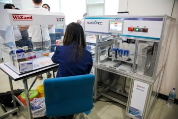 Một nhân viên kỹ thuật đang vận hành hệ thống chiết vaccine Autovacc ở trường ĐH Chulalongkorn. (Ảnh: Reuters)