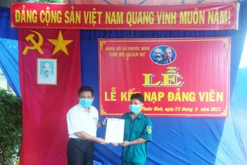 Đồng chí Mẫu Thái Phương, Bí thư Huyện ủy Bác Ái (Ninh Thuận) trao quyết định kết nạp đảng viên mới đảng viên Ka Xá Hà Phong.