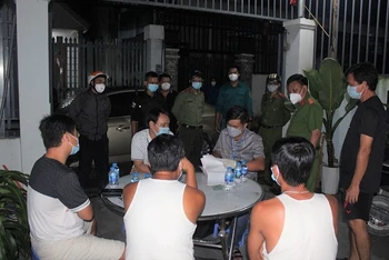 Lực lượng chức năng phường Trảng Dài, TP Biên Hòa (Đồng Nai) lập biên bản vi phạm hành chính đối với 5 người tụ tập ăn nhậu trong địa bàn phong tỏa.