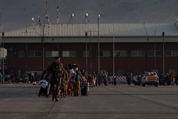 Binh sĩ Mỹ hỗ trợ hoạt động sơ tán tại sân bay quốc tế Hamid Karzai, tại Kabul, Afghanistan, ngày 24/8. (Ảnh: Reuters)