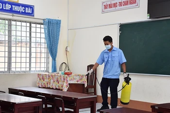 Vệ sinh, khử khuẩn phòng học, chuẩn bị cho năm học mới ở Kiên Giang.