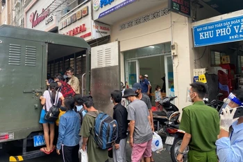 Phường Phạm Ngũ Lão, quận 1 (TP Hồ Chí Minh) kiểm tra, tập trung đưa những người lang thang đến các cơ sở bảo trợ xã hội thành phố.