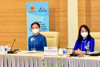 Đại biểu Hà Thị Nga (trái) tham dự Phiên họp Nữ nghị sĩ AIPA 42. (Ảnh: Duy Linh)