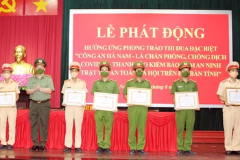 Đại tá Nguyễn Quốc Hùng, Ủy viên Ban Thường vụ Tỉnh ủy, Giám đốc Công an tỉnh trao Giấy khen cho các cá nhân có thành tích xuất sắc trong công tác phòng, chống dịch.