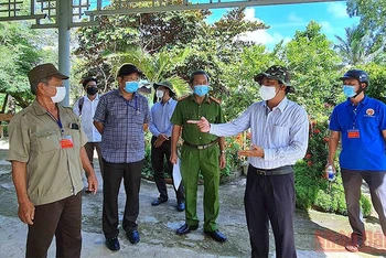 Bí thư Tỉnh uỷ Cà Mau kiểm tra công tác phòng, chống dịch tại huyện Thới Bình - giáp ranh tỉnh Kiên Giang. 