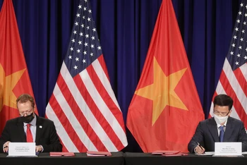 Lễ ký thỏa thuận thuê đất xây dựng trụ sở mới của Đại sứ quán Hoa Kỳ tại Việt Nam.