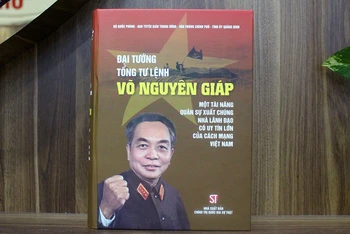 Bìa cuốn “Đại tướng, Tổng Tư lệnh Võ Nguyên Giáp - Một tài năng quân sự xuất chúng, nhà lãnh đạo có uy tín lớn của cách mạng Việt Nam”. 