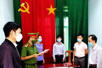 Công an tỉnh Gia Lai thi hành lệnh khám xét, bắt tạm giam Nguyễn Phi Hùng (phải).