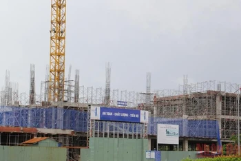 Công trình Trung tâm hội nghị tỉnh Vĩnh Long đang khẩn trương xây dựng. (Ảnh: Bá Dũng) 
