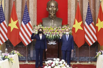 Chủ tịch nước Nguyễn Xuân Phúc và Phó Tổng thống Hoa Kỳ Kamala Harris tại buổi tiếp, ngày 25/8. (Ảnh: TTXVN)
