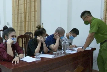 Các đối tượng vi phạm làm việc với cơ quan chức năng thành phố Việt Trì.